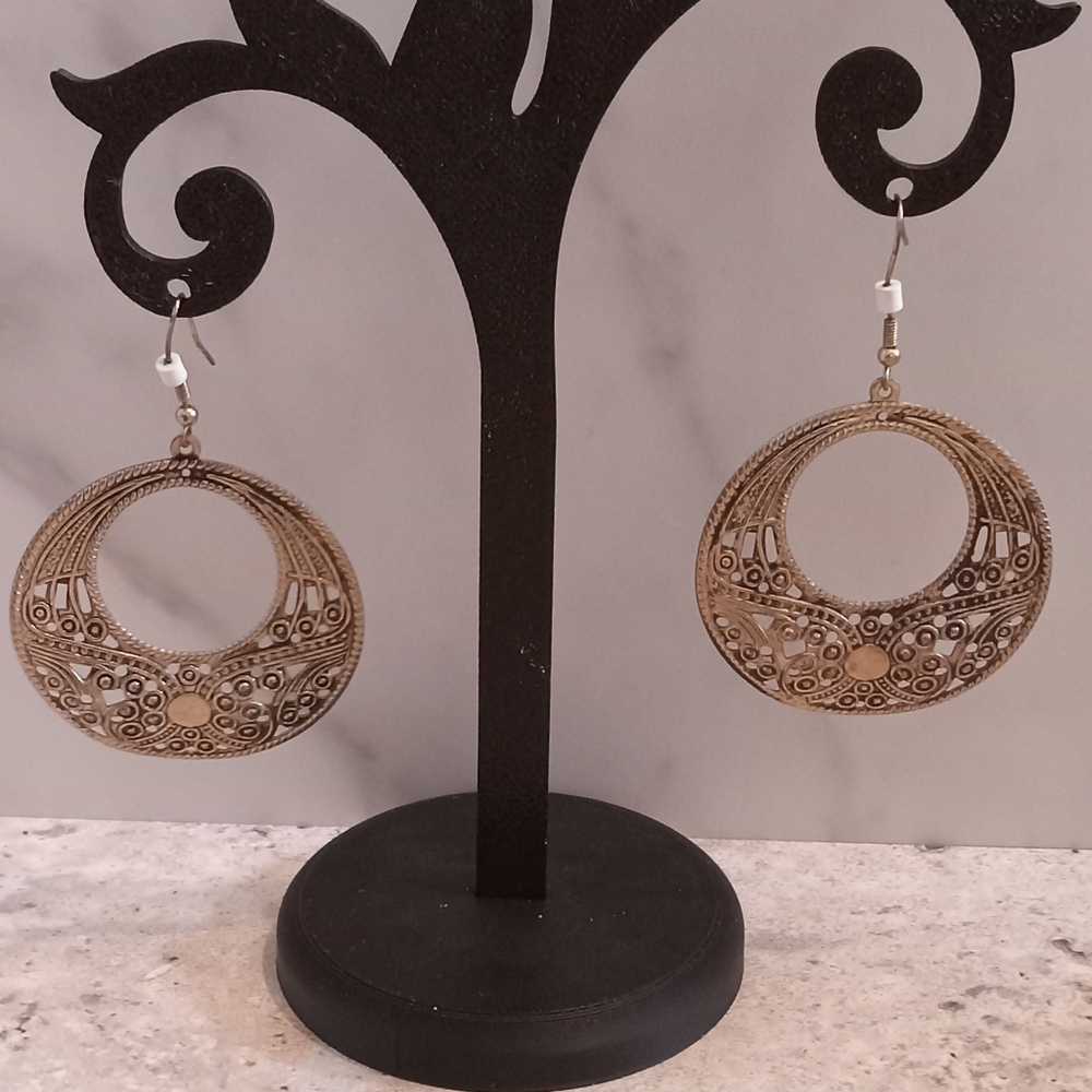 Elegant Gold Tone Hoop Earrings